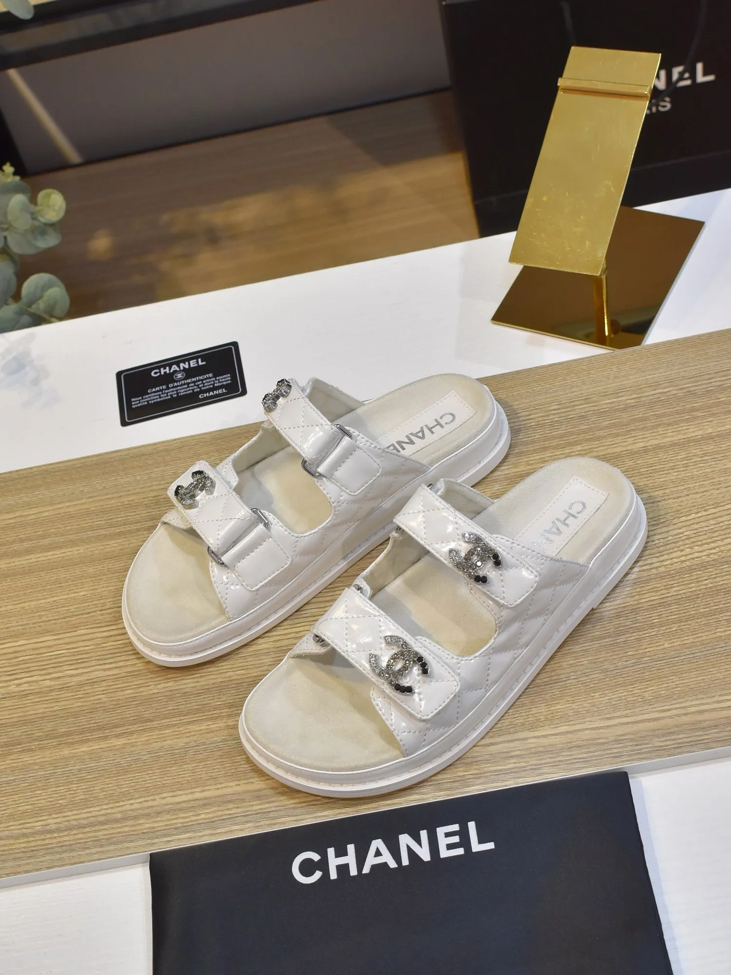 👟👟Ex-factory price 420👟👟 𝑐ℎ𝒶𝓃𝓮𝓁 2025 early spring double pearl latest season new Velcro slippers ————————————❤ European purchasing agent & fragrance grandma’s new fashion latest layout 🔛 Small fragrance sandals that exude lasting charm ~ The original development supports any comparison in the market 🆚The so-called smooth and natural lines To restore the original look, many celebrities have recommended it as one of the must-have items for spring. It is super comfortable on the feet! [Top version] ⚫ Size: 35-41 (41-42 customized, non-returnable)